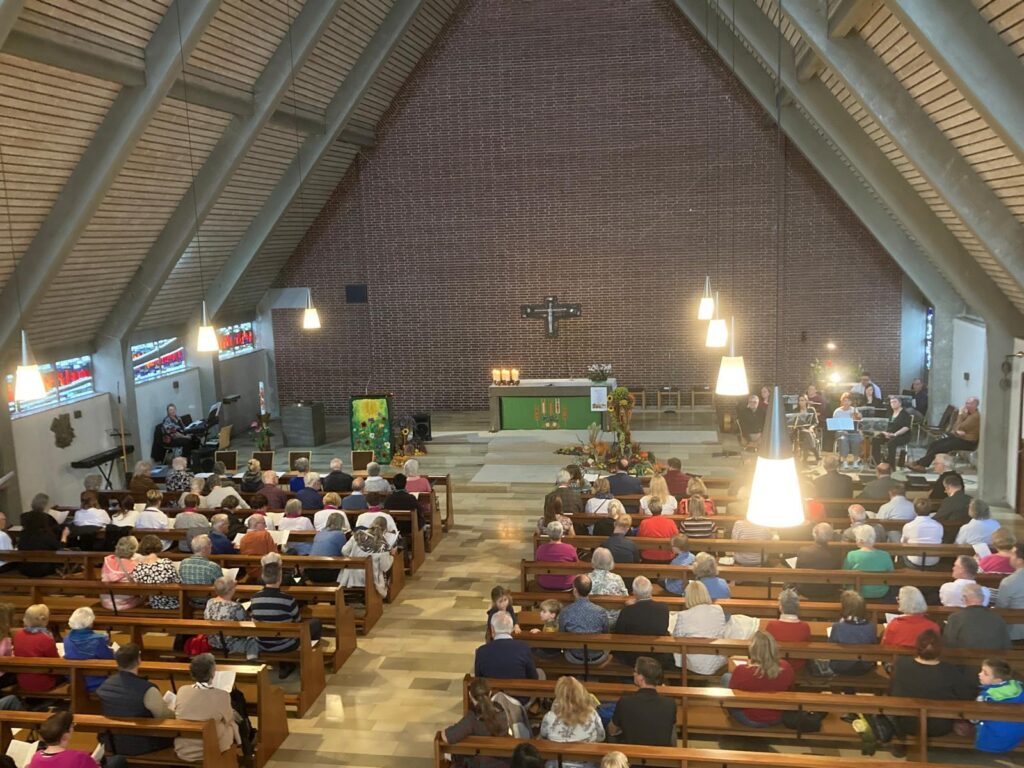 Innenraum der katholischen Kirche in Unterweissach, Gläubige bei der Erntedank-Konzertandacht